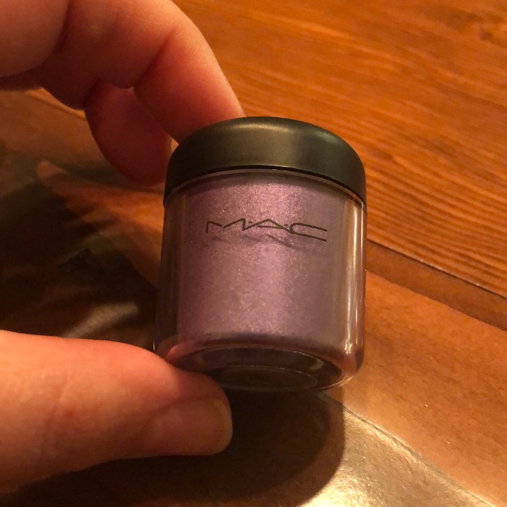 MAC pigment in Violet